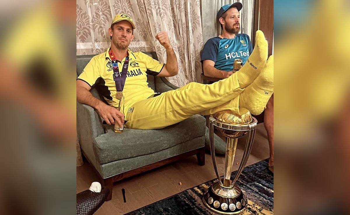 World Cup जीतने के बाद ट्रॉफी पर पैर रखकर आराम फरमा रहे Mitchell Marsh, भड़के फैंस