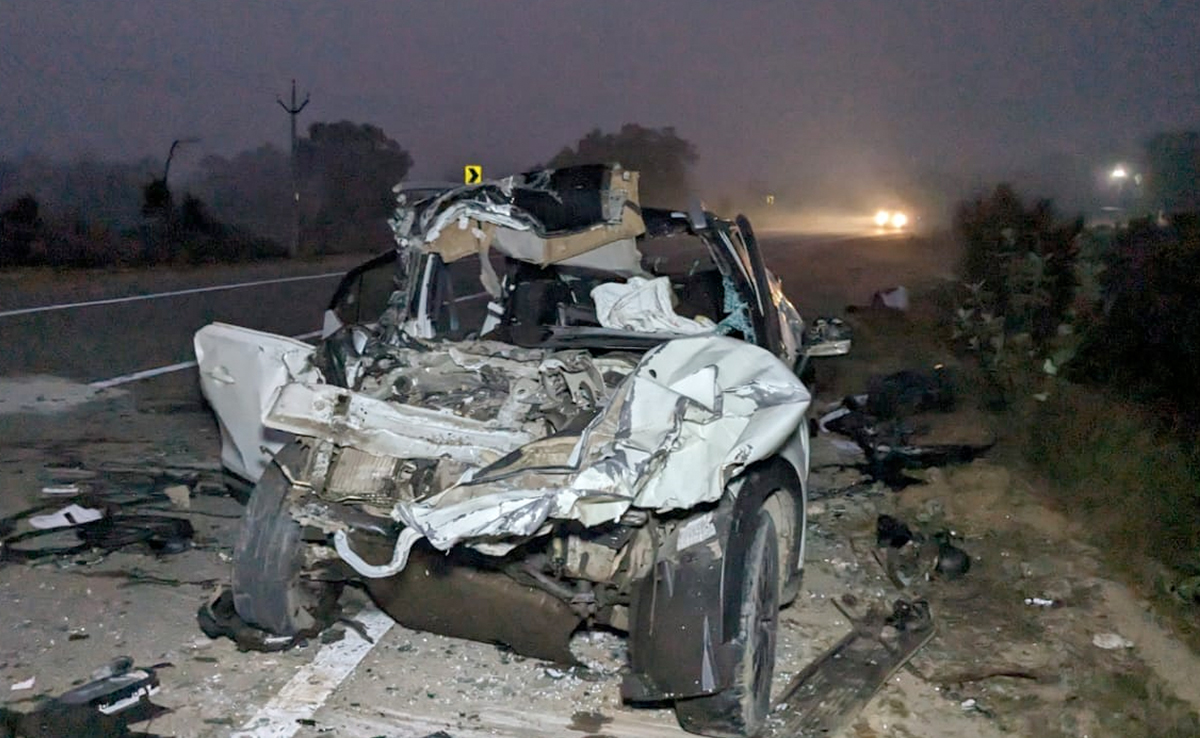 Ambikapur: कार और बस में हुई आमने-सामने की भिडंत, कार के उड़े परखच्चे, 1 की मौत