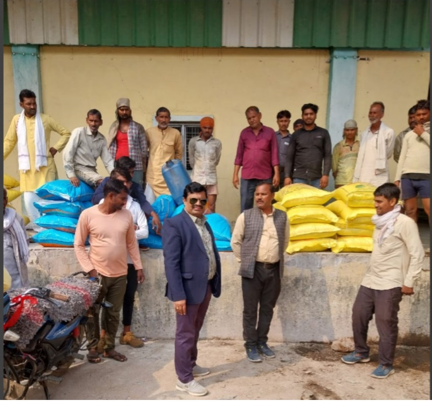MP News : खाद को लेकर प्रदेश के अन्नदाताओं में मचा है हाहाकार, यहां पत्थर की भी लगी है कतार