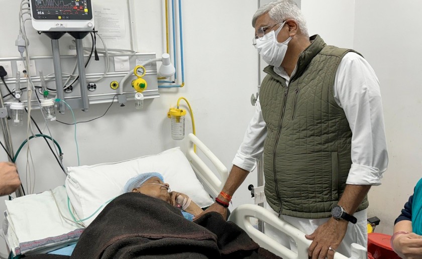 एम्स में भर्ती भाजपा विधायक सूर्यकांता व्यास से मिलने पहुंचे केंद्रीय मंत्री शेखावत