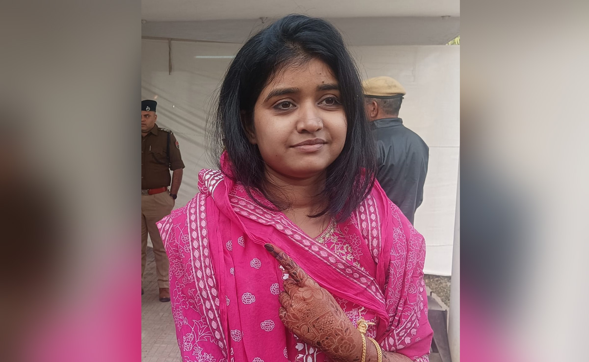Rajasthan Election 2023: निकाह से पहले मतदान करने पहुंची दुल्हन, मेहंदी रचे हाथों से डाला वोट
