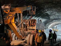 उत्तरकाशी हादसा: 60 घंटे से सुरंग में फंसे हैं 40 मजदूर, एक ने पाइप के जरिए बेटे से की बात उत्तरकाशी हादसा: 60 घंटे से सुरंग में फंसे हैं 40 मजदूर, एक ने पाइप के जरिए बेटे से की बात