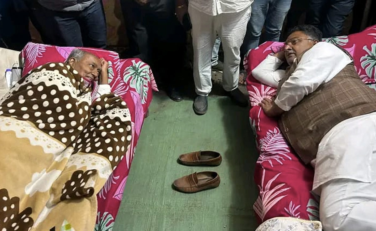 MP Election: खजुराहो थाने के सामने धरने पर बैठे दिग्विजय सिंह, इंसाफ मिलने तक नहीं हटने का किया ऐलान