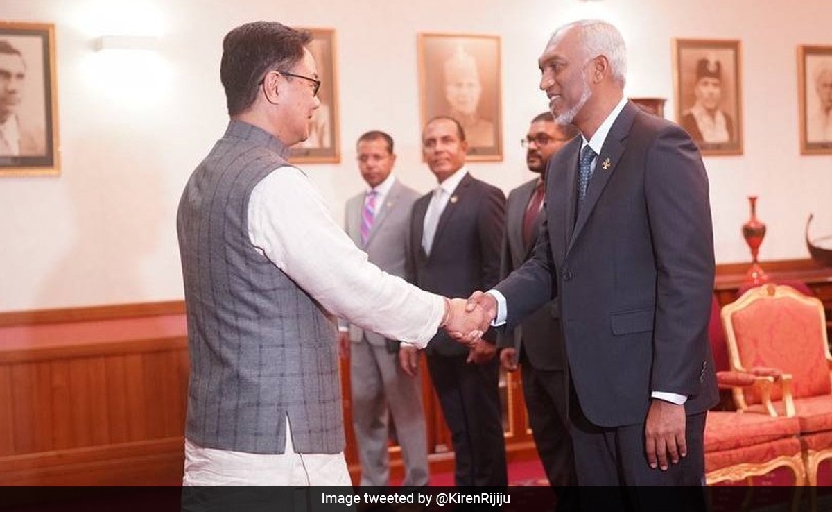 मालदीव में भारतीय सैन्य मंचों के निरंतर उपयोग के लिए 'व्यावहारिक समाधान' पर चर्चा करेंगे दोनों देश मालदीव में भारतीय सैन्य मंचों के निरंतर उपयोग के लिए 'व्यावहारिक समाधान' पर चर्चा करेंगे दोनों देश