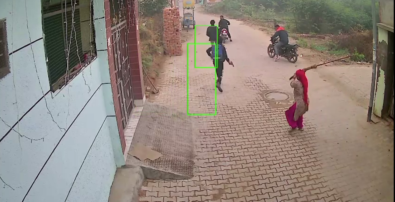 VIDEO : घर के बाहर ही शख्स को मारी गोली, महिला ने आरोपियों को झाड़ू लेकर दौड़ाया 