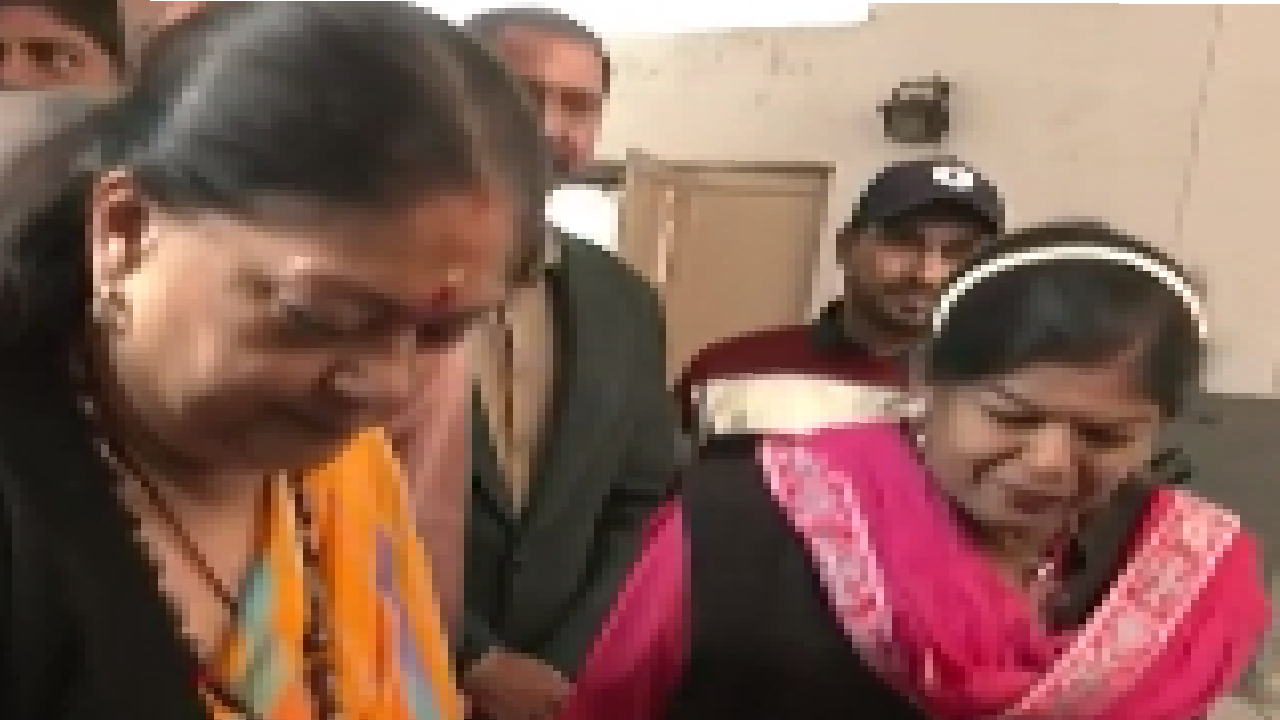 राजस्थान: अपने पोते के साथ वोट देने पहुंची वसुंधरा राजे