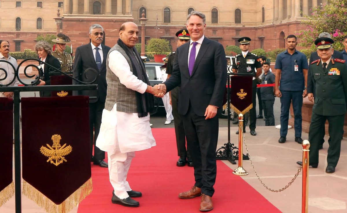 रक्षा मंत्री राजनाथ सिंह ने अपने ऑस्‍ट्रेलियाई समकक्ष के साथ की द्विपक्षीय वार्ता, सैन्‍य सहयोग पर दिया जोर 