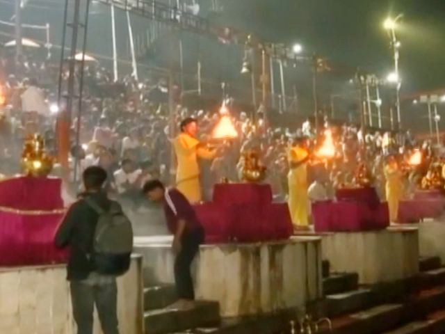 अयोध्या में सरयू आरती के दौरान दिखा उत्सव जैसा माहौल