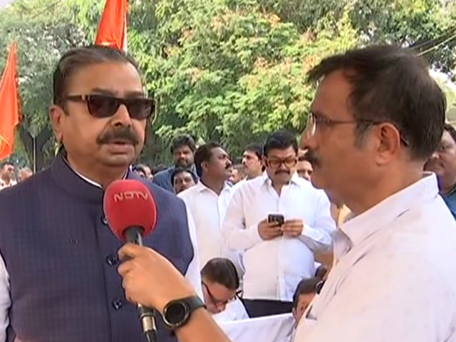 एकनाथ शिंदे गुट और उद्धव ठाकरे गुट के बीच झगड़े को लेकर बढ़ी सियासत