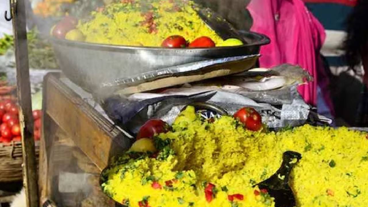 MP Election 2023: इंदौर के इस दुकानदार की अनोखी पहल, वोटिंग का निशान दिखाने पर पोहा मुफ्त!