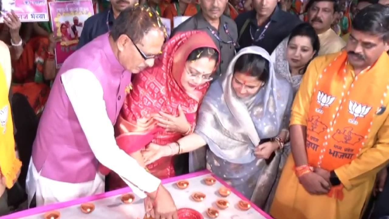 Dhanteras 2023: धनतेरस पर भोपाल में सीएम शिवराज ने लाड़ली बहनों के साथ की खरीदारी