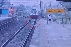 Video: Railway Guard Risks Life To Save Elderly Man Who Fell Before Train Video: Railway Guard Risks Life To Save Elderly Man Who Fell Before Train