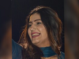 हजारों लोगों के सामने सपना चौधरी ने लगाए ठुमके... लोगों ने जमकर लुटाया प्यार, अंदर देखें वीडियो