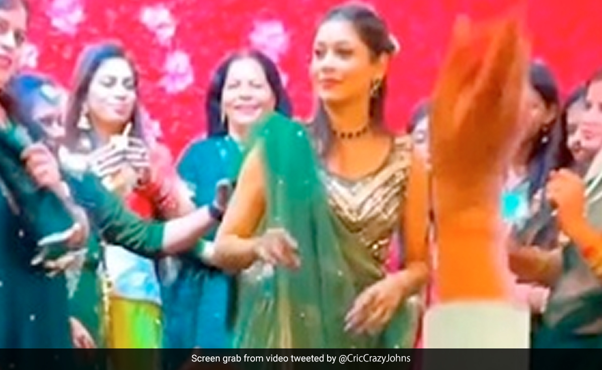 "लगावेलू जब लिपिस्टिक... " अपनी दुल्हिनियां  संग जमकर नाचे भारतीय गेंदबाज मुकेश कुमार, Video Viral