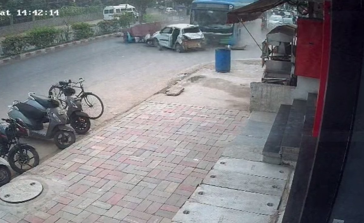VIDEO: दिल्ली के रोहिणी क्षेत्र में बेकाबू DTC बस ने कई वाहनों को मारी टक्कर, युवक की मौत