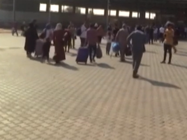 मिस्र ने ग़ाज़ा में फंसे लोगों के लिए खोला रफ़ाह बॉर्डर, सिर्फ विदेशी नागरिकों, घायलों को मिली एंट्री