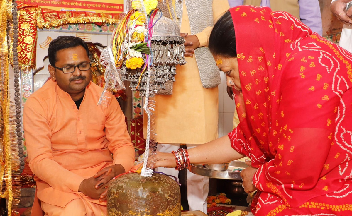 गोतमेश्वर पहुंची पूर्व सीएम वसुंधरा राजे सिंधिया, महादेव का अभिषेक कर मांगा जीत का वरदान  