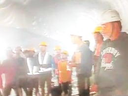 Uttarkashi Tunnel Rescue: सुरंग में 10 दिन से फंसे हैं 41 मजदूर, पहली बार कैमरे पर दिखे पीड़ित, वायरल हो रहा वीडियो