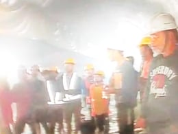 "जल्द ही आप तक पहुंचेंगे": 10 दिनों से सुरंग में फंसे मजदूरों के लिए उम्मीद और आशा की आवाज "जल्द ही आप तक पहुंचेंगे": 10 दिनों से सुरंग में फंसे मजदूरों के लिए उम्मीद और आशा की आवाज