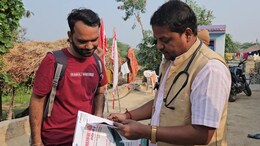 गले में स्टेथोस्कोप लटकाकर चुनाव प्रचार के लिए निकलता है ये उम्मीदवार, चलते-फिरते करते हैं मरीजों का इलाज
