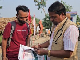 गले में स्टेथोस्कोप लटकाकर चुनाव प्रचार के लिए निकलता है ये उम्मीदवार, चलते-फिरते करते हैं मरीजों का इलाज