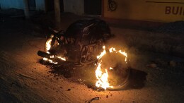 शराब बांटने से रोका तो कांग्रेस कार्यकर्ता पर छिड़का पेट्रोल, बाइक में लगा दी आग...जानिए मामला&nbsp;
