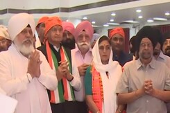 Rajasthan Election: सीएम अशोक गहलोत ने गुरुद्वारे में मत्था टेक शुरू की गारंटी यात्रा Rajasthan Election: सीएम अशोक गहलोत ने गुरुद्वारे में मत्था टेक शुरू की गारंटी यात्रा