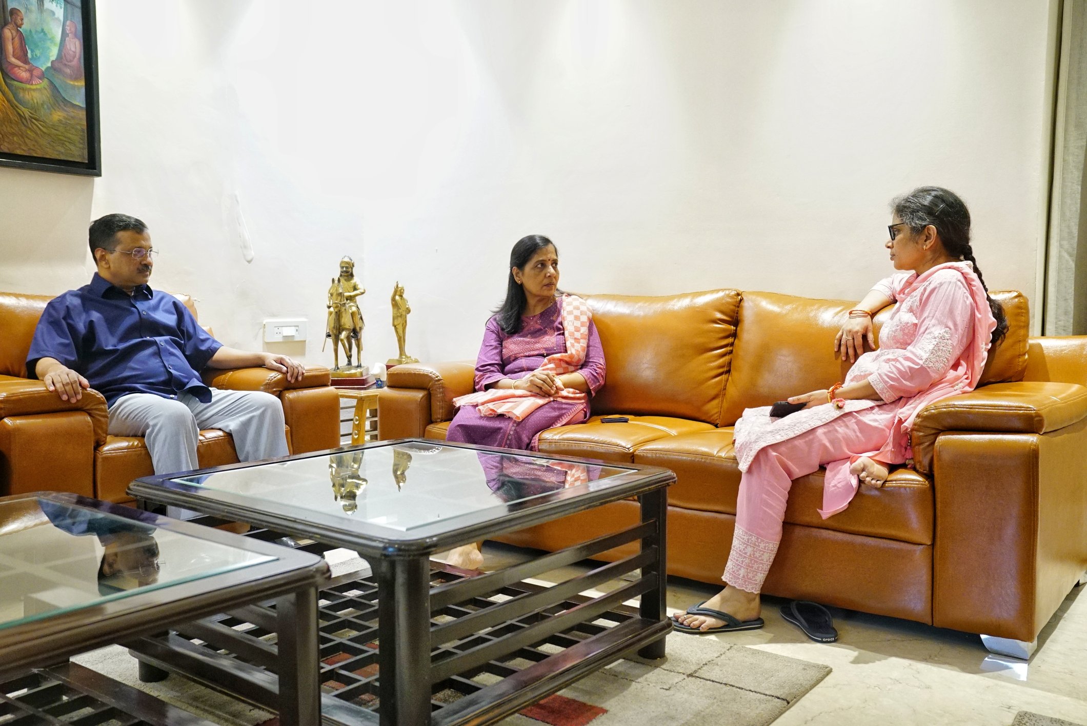 दिवाली पर CM अरविंद केजरीवाल ने मनीष सिसौदिया, संजय सिंह के परिवार से की मुलाकात