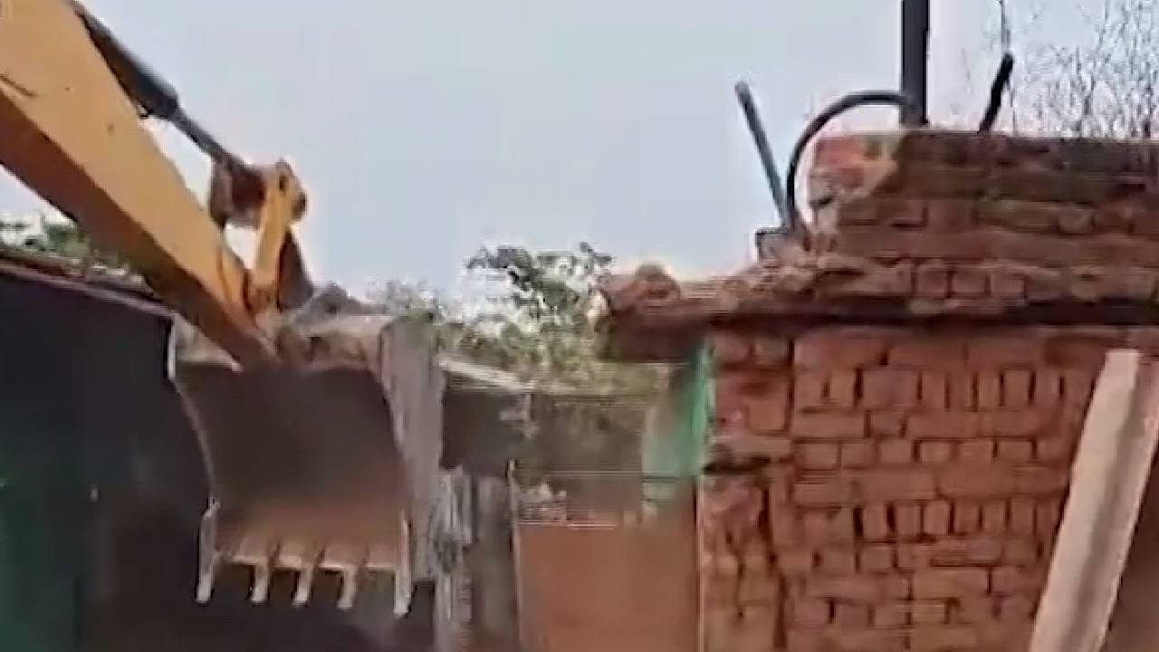 शिवपुरी ट्रिपल मर्डर केस मेंआरोपियों के मकान पर चला बुलडोजर, रंजिश में की गई थी हत्या