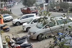 पुणे में तेज रफ्तार ट्रक ने कारों और बाइकों को टक्कर मारी, सात घायल पुणे में तेज रफ्तार ट्रक ने कारों और बाइकों को टक्कर मारी, सात घायल