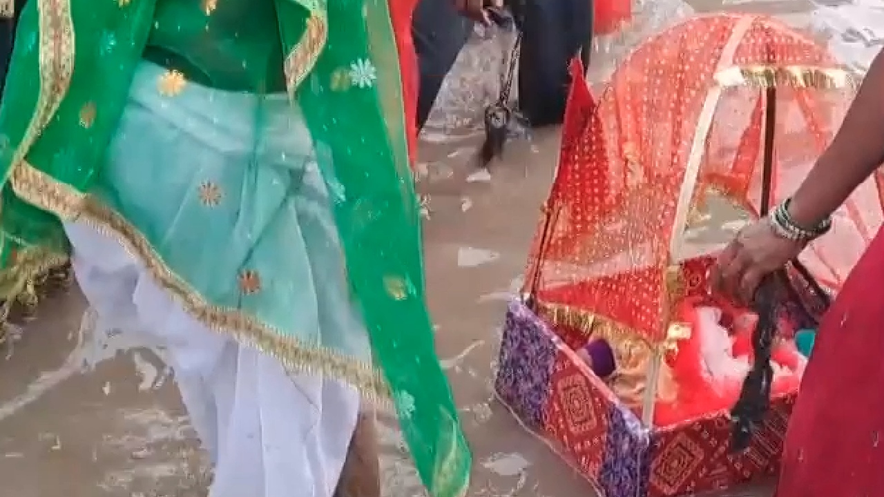 ये कैसी अनूठी परंपरा? मंनत पूरी होने पर ग्रामीण नदी में छोड़ देते हैं अपनी संतान