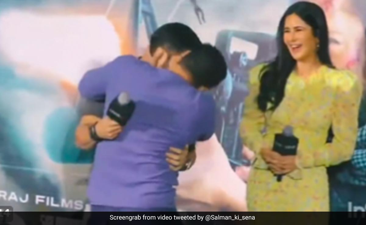 Viral: Salman Khan Enacts Kissing Scene With Emraan Hashmi At <i>Tiger 3</i> Success Meet