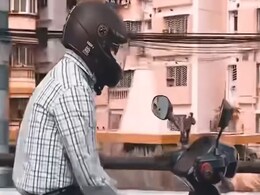 हवा के साथ-साथ, घटा के संग-संग..स्कूटर पर स्टंट करते शख्स का वीडियो शेयर कर मुंबई पुलिस ने ली चुटकी हवा के साथ-साथ, घटा के संग-संग..स्कूटर पर स्टंट करते शख्स का वीडियो शेयर कर मुंबई पुलिस ने ली चुटकी