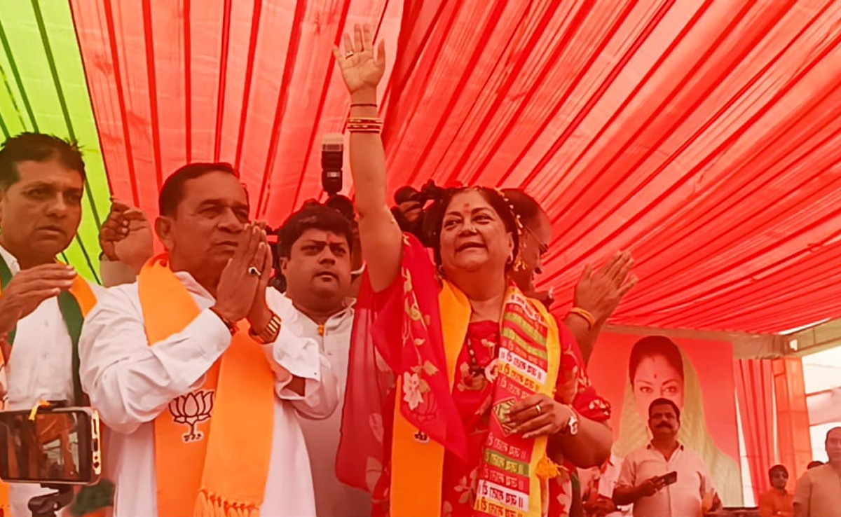 नामांकन से पहले झालावाड़ में वसुंधरा राजे का शक्ति प्रदर्शन, लोगों ने लगाए नारे- 'महारानी को CM बनाना है'