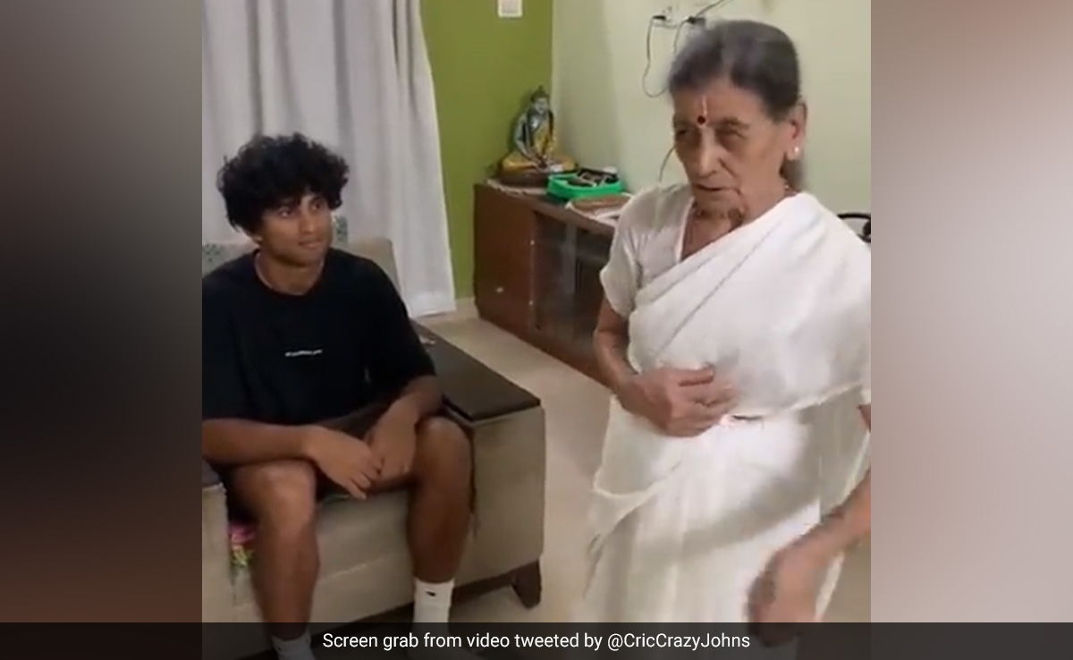 दादी से मिलने पहुंचा यह क्रिकेटर तो दादी ने फिल्मी अंदाज में अपने लाड़ले पोते की यूं उतारी नजर- वीडियो हुआ वायरल
