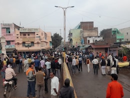 MP News: शमशान में शौच करने से किया मना तो जमकर हुआ बवाल, नाराज़ लोगों ने किया चक्काजाम&nbsp;