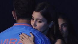 World Cup 2023: फाइनल मैच में हार के बाद इमोशनल हुए विराट, अनुष्का ने लगाया गले, फोटो हुई वायरल