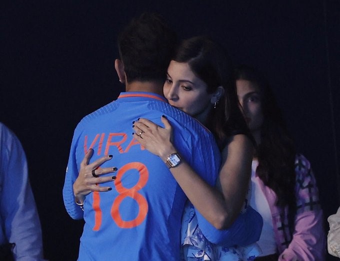 World Cup 2023: टीम इंडिया की हार के बाद इमोशनल हुए विराट को अनुष्का ने लगाया गले, वायरल फोटो देख भावुक हो रहे फैंस World Cup 2023: टीम इंडिया की हार के बाद इमोशनल हुए विराट को अनुष्का ने लगाया गले, वायरल फोटो देख भावुक हो रहे फैंस