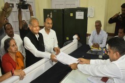 Rajasthan Elections: सरदारपुरा से अशोक गहलोत ने भरा नामाकंन, मल्लिकार्जुन खरगे भी दिखे साथ Rajasthan Elections: सरदारपुरा से अशोक गहलोत ने भरा नामाकंन, मल्लिकार्जुन खरगे भी दिखे साथ