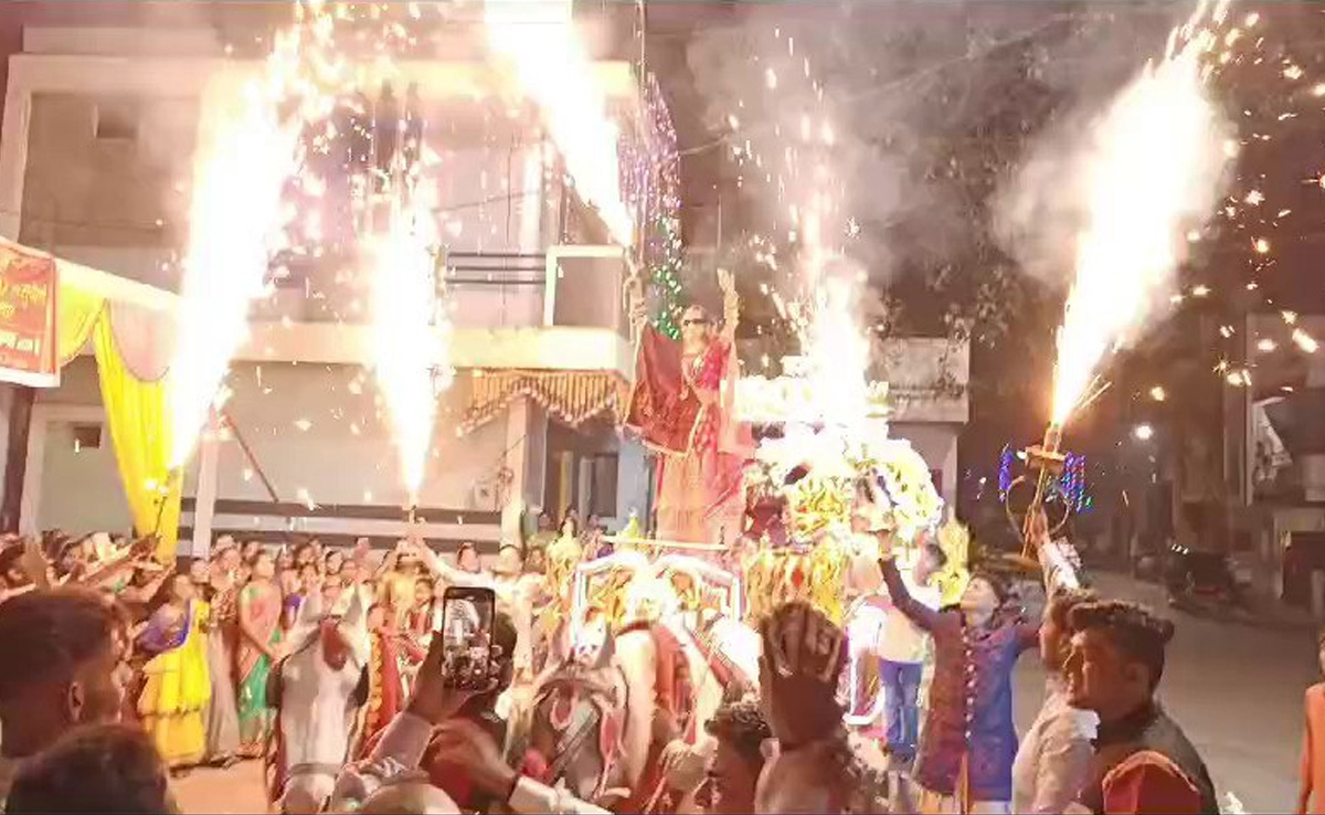 MP News: बुरहानपुर में निकली अनूठी बारात, &nbsp;काला चश्मा पहनकर बग्घी से दुल्हन ने की धमाकेदार एंट्री