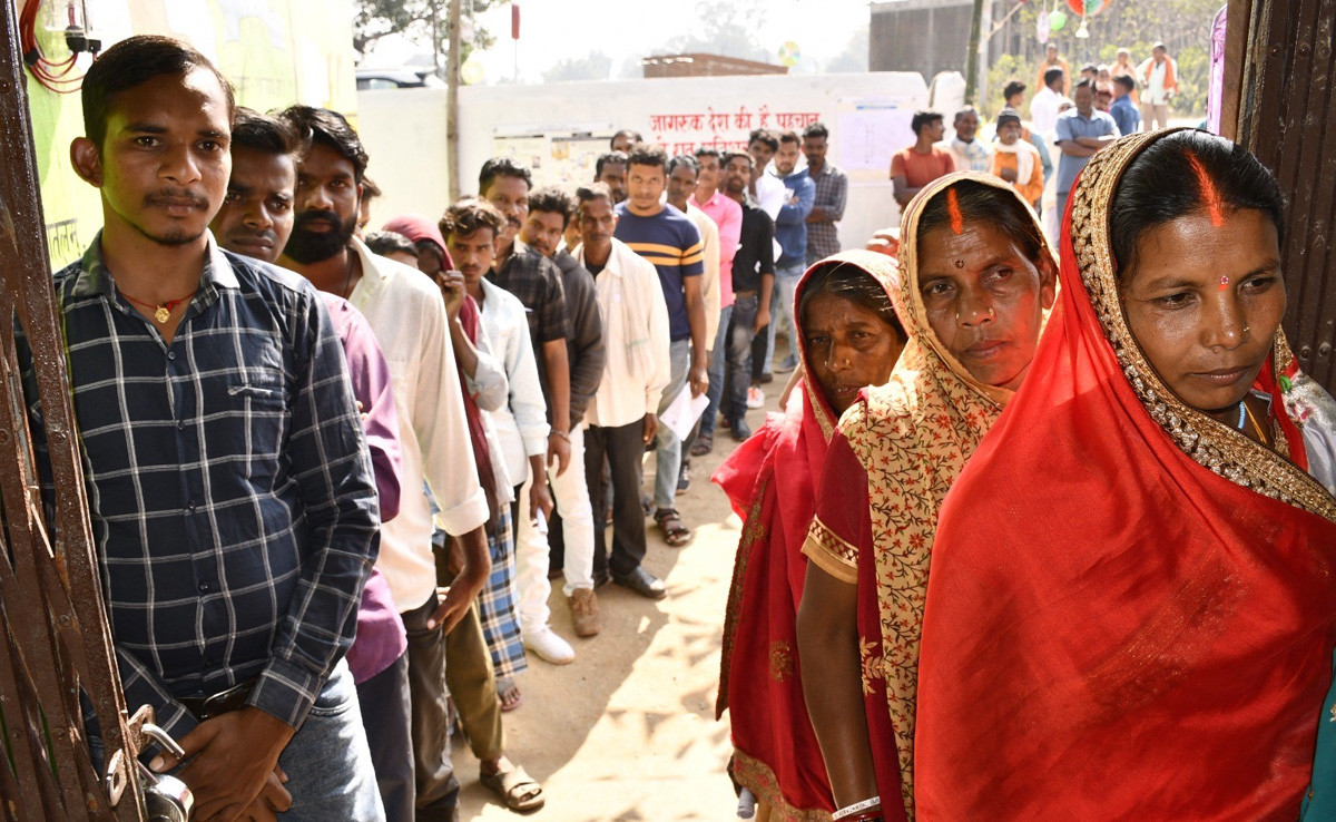 CG Election: नक्सलियों का गढ़... जहां चुनाव कराना था मुश्किल, वहां इस बार वोटर्स की भीड़ तो देखिए!