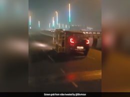 फ्लाईओवर पर दिल्ली पुलिस का बैरिकेड घसीट ले गई स्विफ्ट कार, वायरल हुआ Video, आ गई मीम्स की बाढ़ फ्लाईओवर पर दिल्ली पुलिस का बैरिकेड घसीट ले गई स्विफ्ट कार, वायरल हुआ Video, आ गई मीम्स की बाढ़