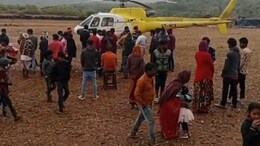 राजस्थान के खेत में हेलीकॉप्टर की इमरजेंसी लैंडिंग, देखने के लिए उमड़ी ग्रामीणों की भीड़