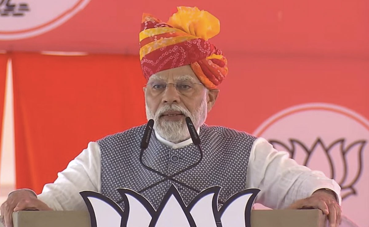 कमल का बटन ऐसे दबाओ जैसे उन्हें फांसी दे रहे हो... बायतु में PM मोदी ने कांग्रेस पर बोला तीखा हमला, गरमाई सियासत कमल का बटन ऐसे दबाओ जैसे उन्हें फांसी दे रहे हो... बायतु में PM मोदी ने कांग्रेस पर बोला तीखा हमला, गरमाई सियासत