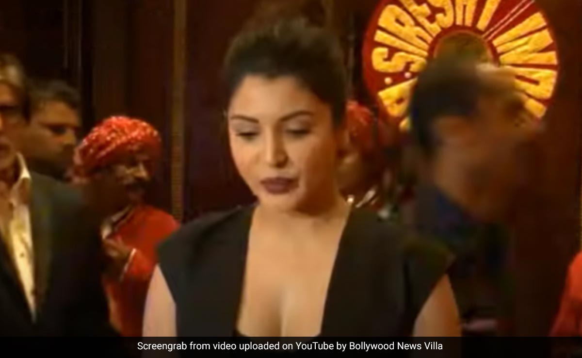 जब लाइव चल रहे इंटरव्यू में अमिताभ ने अनुष्का से की थी ऐसी हरकत, एक्ट्रेस का हो गया था बुरा हाल, लोग बोले- छोटे बच्चे हो क्या !