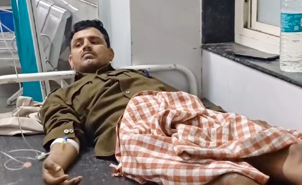 छतरपुर में दबगों ने सिपाही-ड्राइवर को सरेआम बीच सड़क पर पीटा, पेड़ से बांध कर हुए फरार