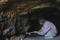 रैट माइनिंग की कहानी बहुत दर्दनाक है, एक संकरी सुरंग में जिंदगी की जंग रैट माइनिंग की कहानी बहुत दर्दनाक है, एक संकरी सुरंग में जिंदगी की जंग
