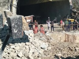 उत्तरकाशी में निर्माणाधीन टनल का हिस्सा टूटा, कई मजदूरों के फंसे होने की आशंका उत्तरकाशी में निर्माणाधीन टनल का हिस्सा टूटा, कई मजदूरों के फंसे होने की आशंका