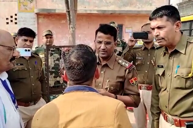 पुलिस से बहसबाजी करते प्रत्याशी और अधिकारी पुलिस से बहसबाजी करते प्रत्याशी और अधिकारी