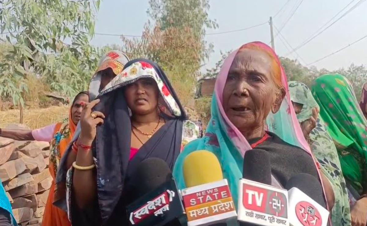 गांव वालों को पानी भरने से पहले खिलवाई जा रही कसमें, पूछ रहे- किसे दिया था वोट?